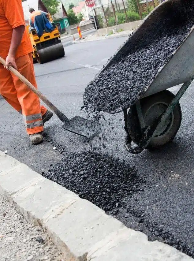 Aszfalt szállítás és terítés csapatmunkában